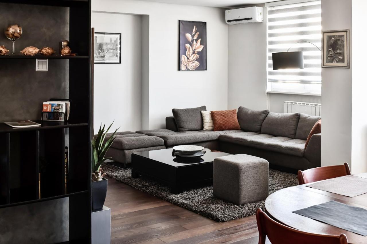 2 Bedroom Penthouse In Center, Free Parking Apartment *