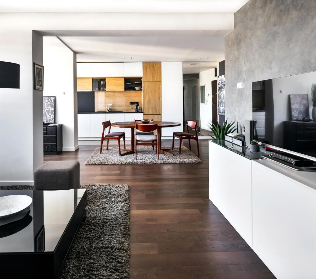 2 Bedroom Penthouse In Center, Free Parking Apartment *