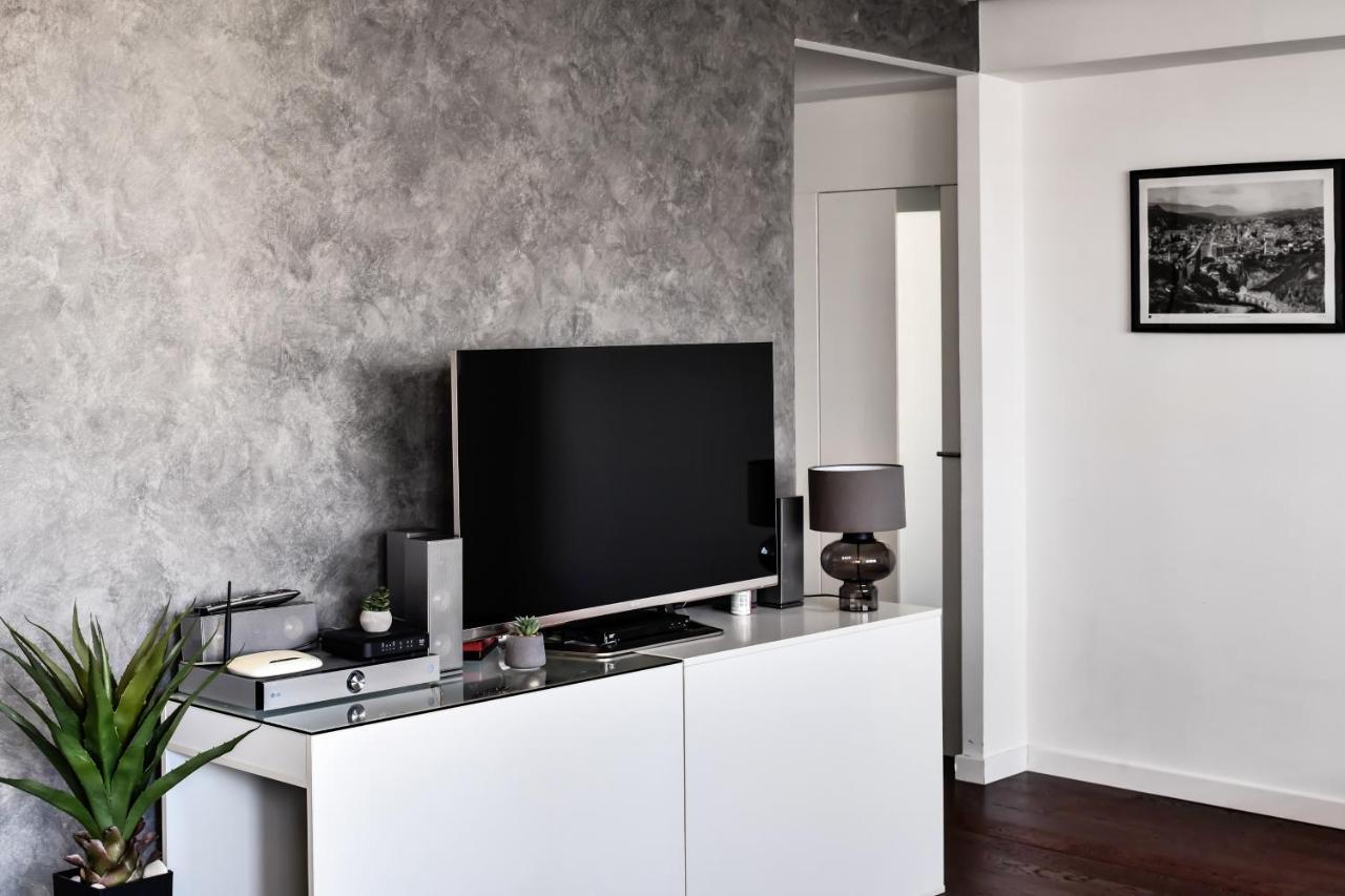 2 Bedroom Penthouse In Center, Free Parking *